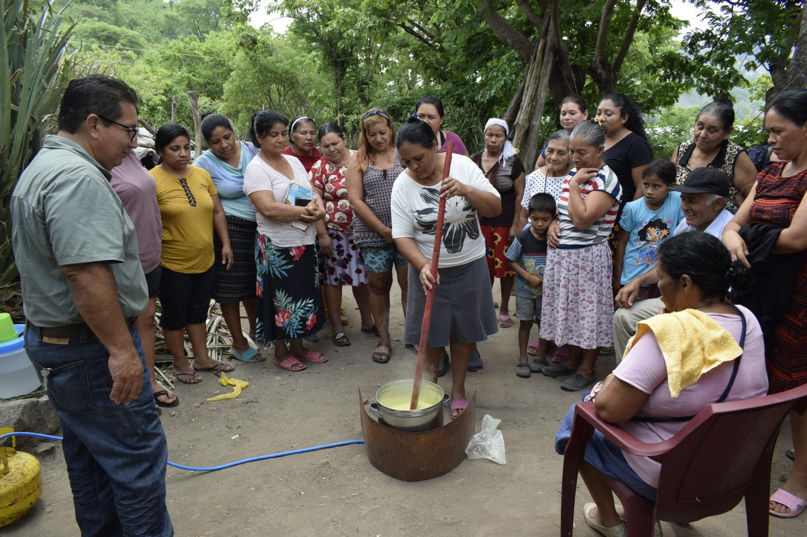 Mujeres rurales contribuyen al derecho a la alimentación en el municipio de Jutiapa, Departamento de Cabañas. El Salvador.